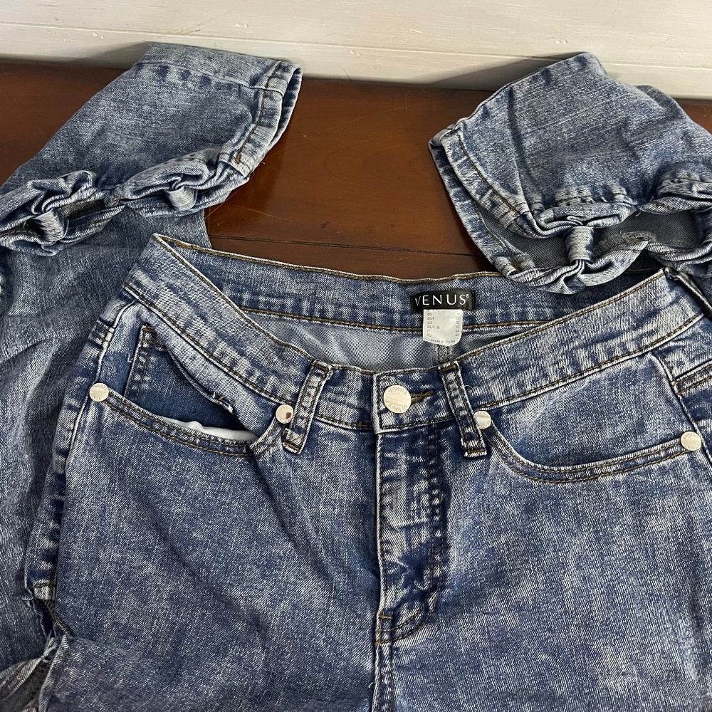 Juniors "Venus Size 6 Jeans: Chic Bow-Tie Accents Ascending to the Perfect Fit"